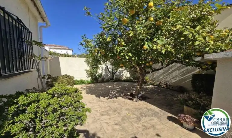 Jardí de Casa o xalet en venda en Empuriabrava amb Calefacció, Terrassa i Piscina
