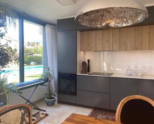 Cuina de Dúplex en venda en Estepona amb Terrassa, Traster i Piscina comunitària