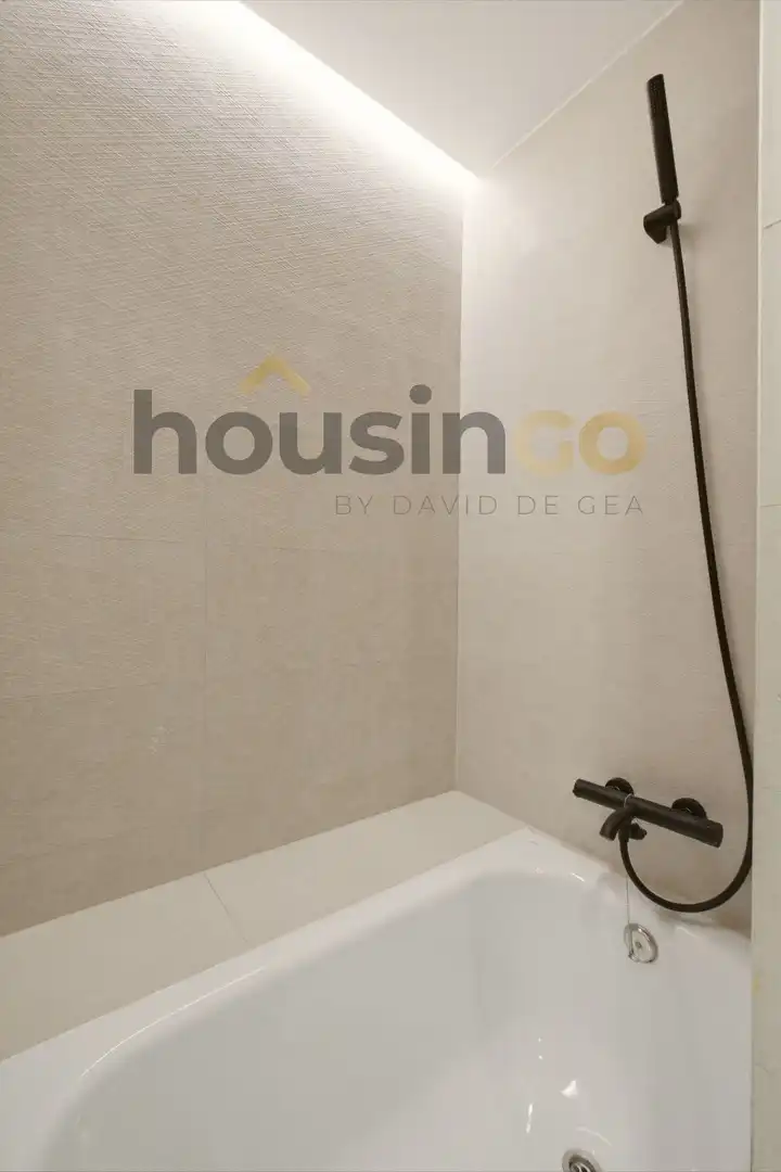 Badezimmer von Wohnung zum Verkauf in Madrid mit Klimaanlage, Heizung und Terrasse