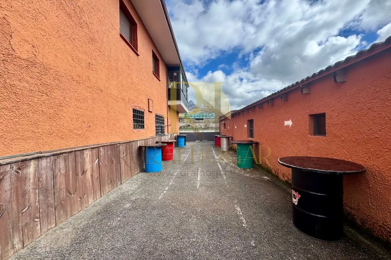 Exterior view of Commercial properties for sale in Villamanín  with Heating, Terrace and Furnished