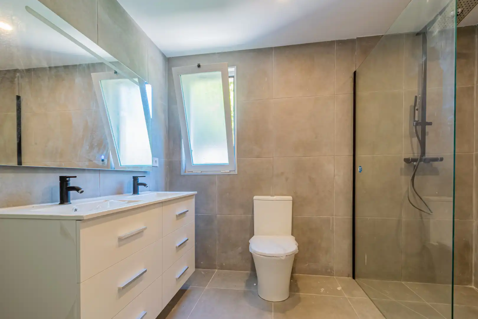 Bathroom of Commercial properties for sale in L'Alfàs del Pi  with Air Conditioner