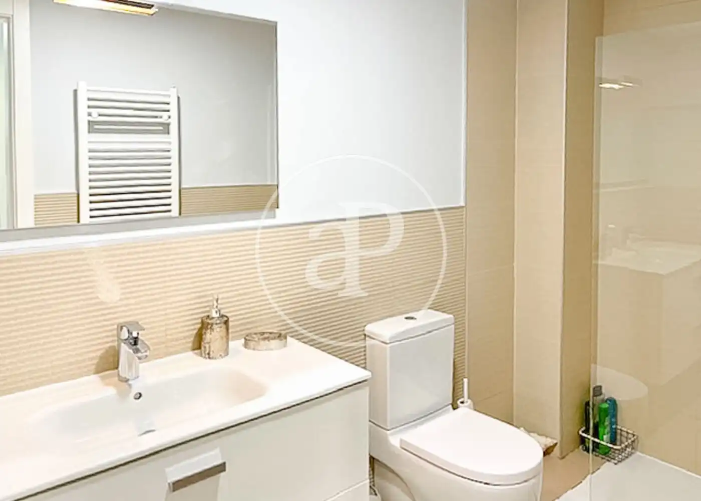 Badezimmer von Wohnung zum Verkauf in Madrid mit Klimaanlage, Heizung und Privatgarten