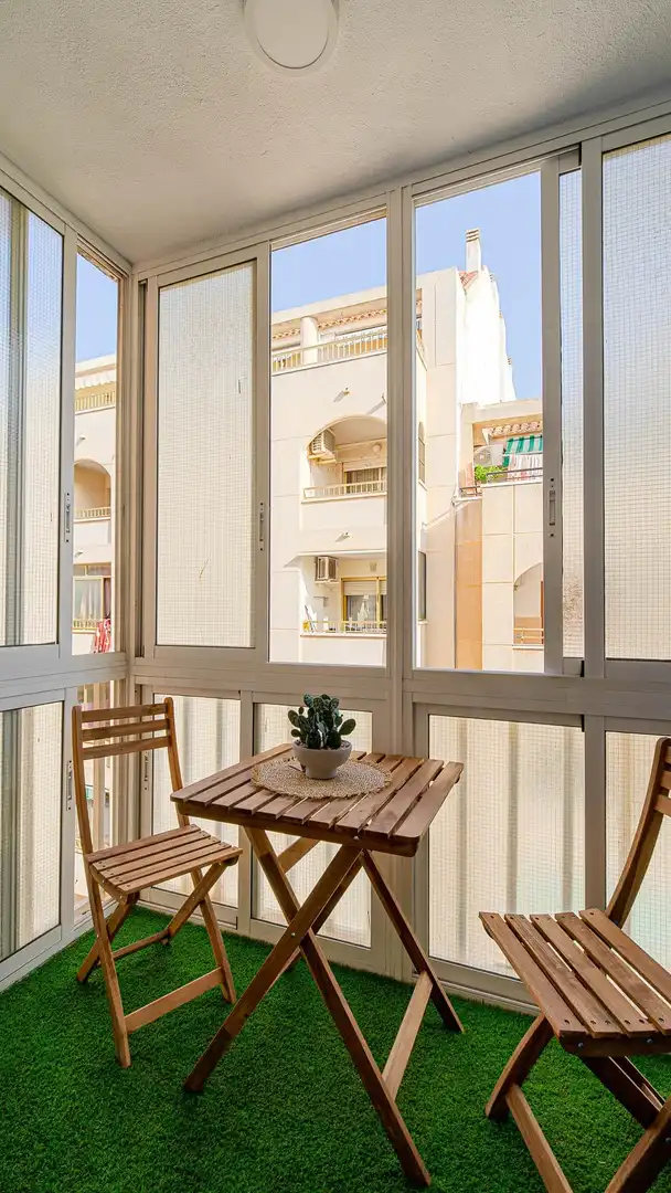 Apartamento reformado de 3 dormitorios con terraza acristalada a 200m de Playa del Cura en Torrevieja, imatge 2