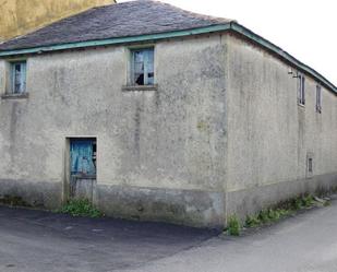 Vista exterior de Casa adosada en venda en Valdés - Luarca amb Jardí privat