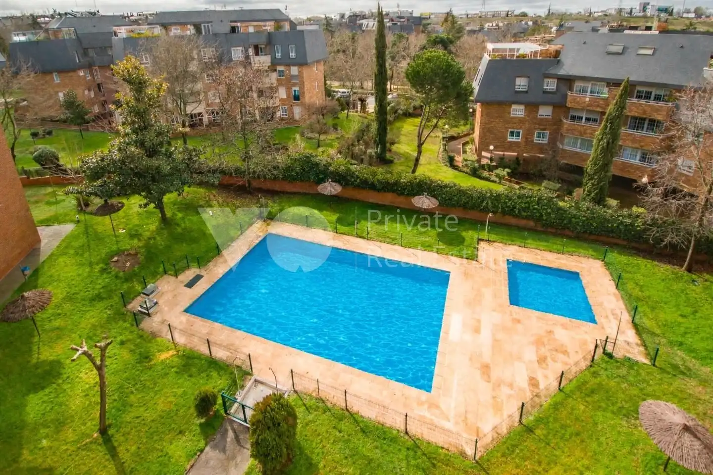 Piscina de Dúplex en venta en Majadahonda con Aire acondicionado, Calefacción y Terraza