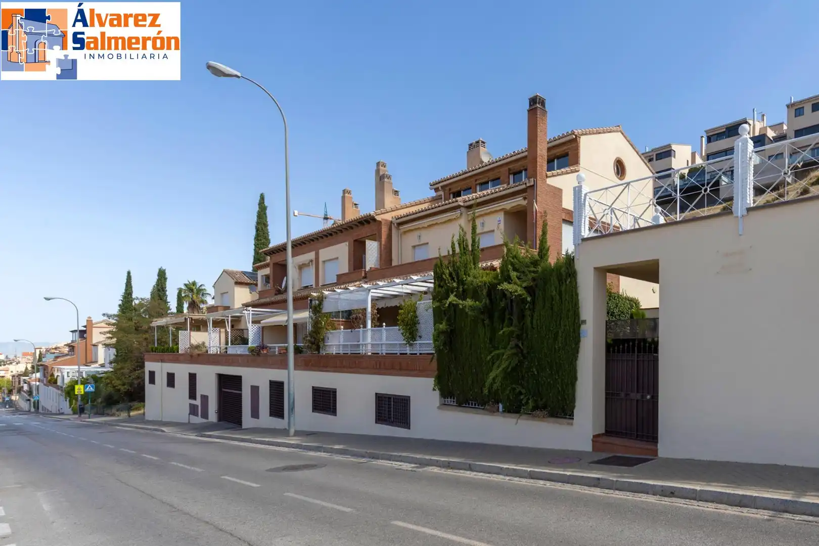 Vista exterior de Casa adosada en venda en Granada amb Aire condicionat, Calefacció i Terrassa