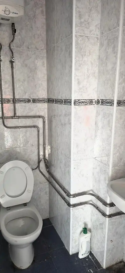 Badezimmer von Fabrikhallen zur Miete in Guijuelo