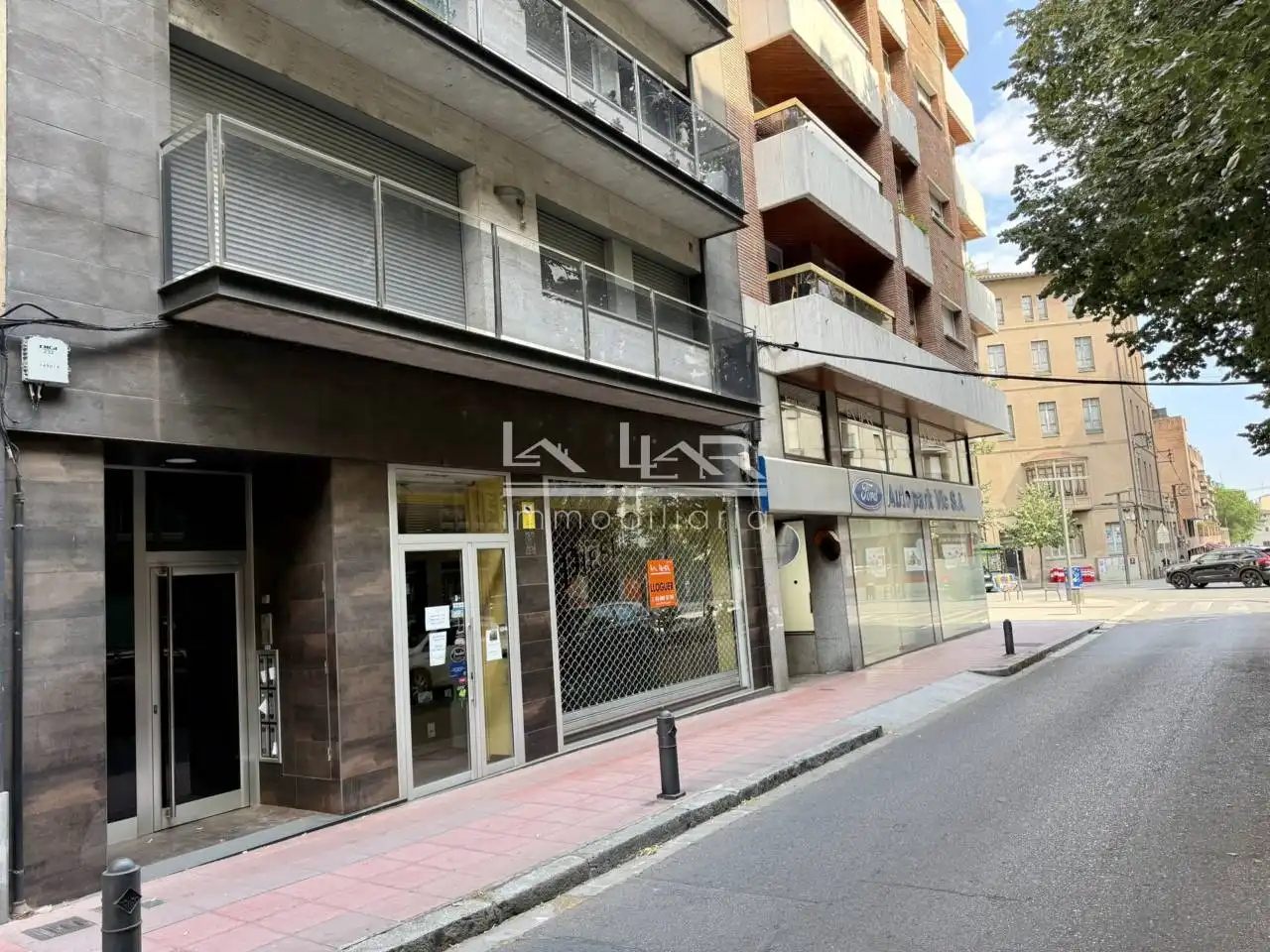 Vista exterior de Local de lloguer en Vic