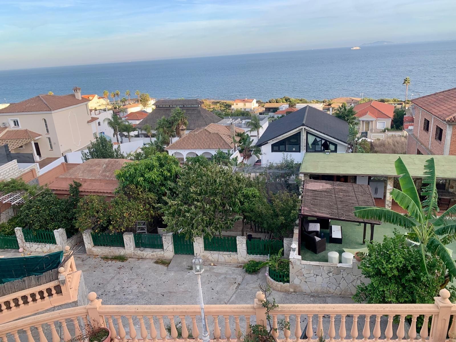 Vista exterior de Casa o xalet en venda en Algeciras amb Calefacció, Terrassa i Traster