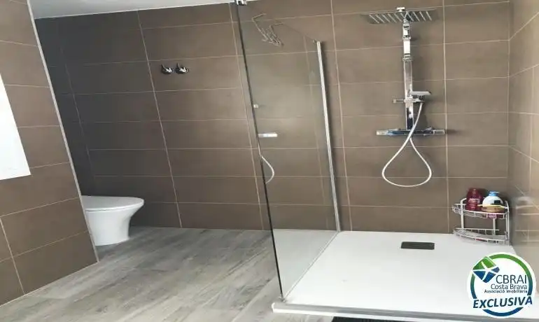 Bany de Casa o xalet en venda en Roses amb Aire condicionat, Calefacció i Jardí privat