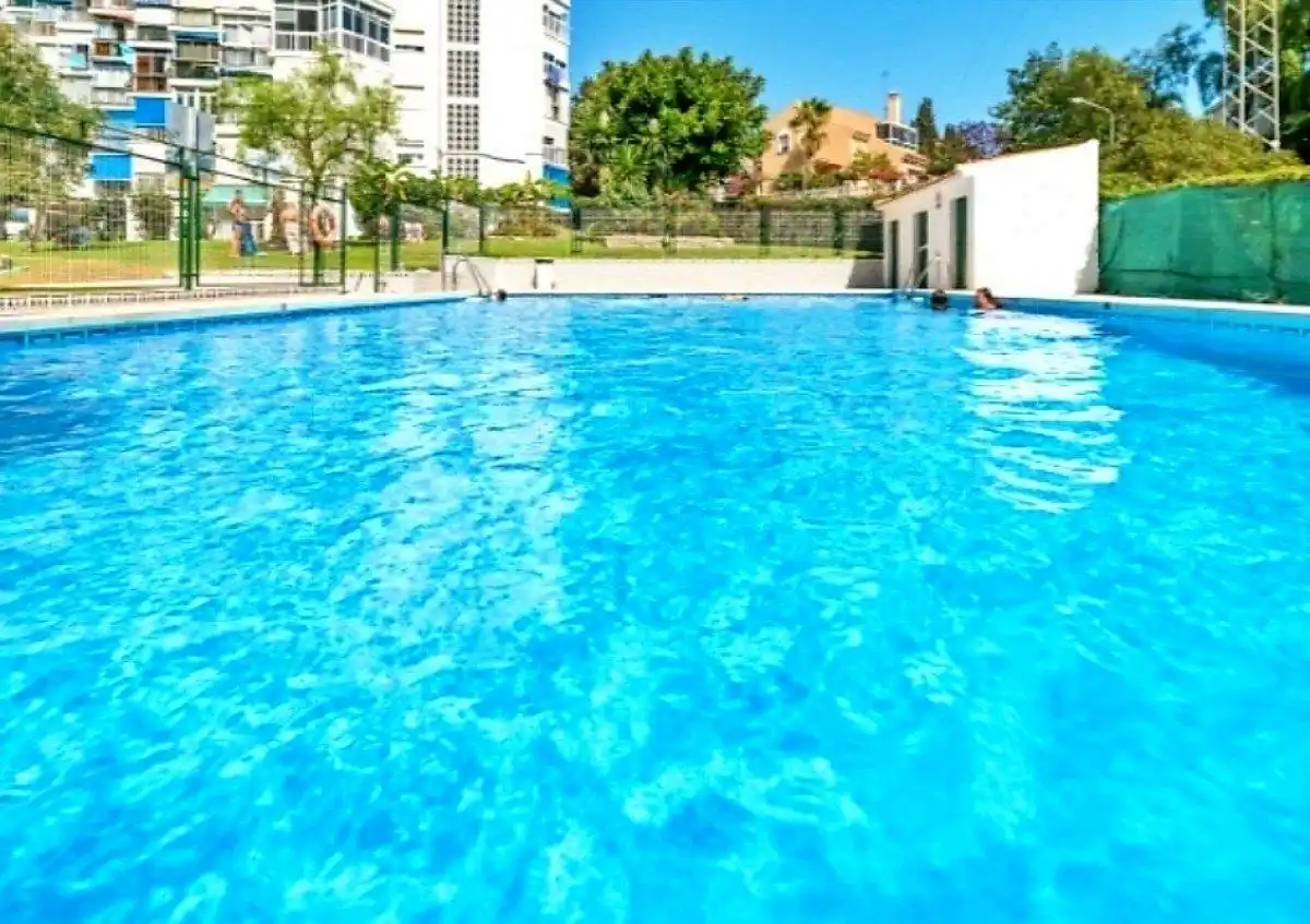 Schwimmbecken von Wohnungen zum Verkauf in Rincón de la Victoria mit Klimaanlage, Privatgarten und Möbliert