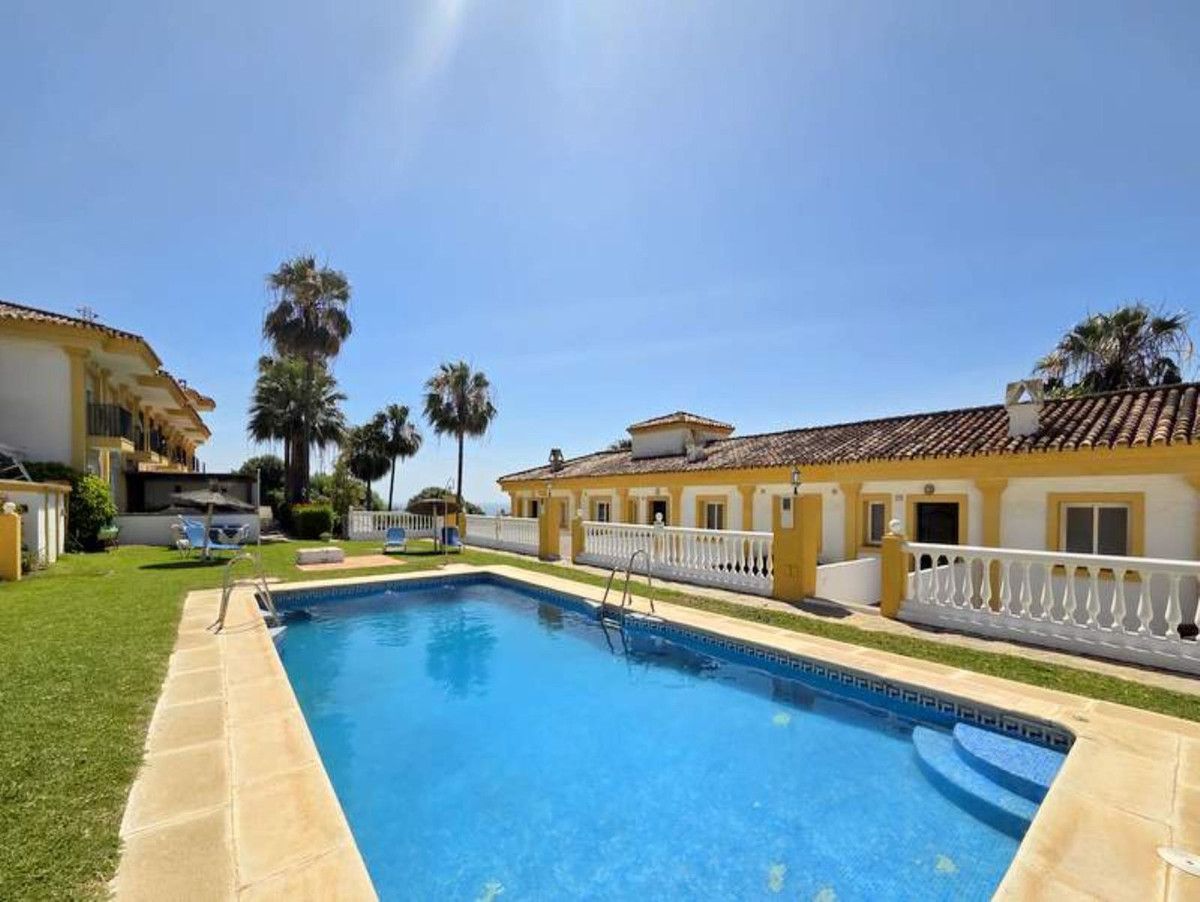 Piscina de Casa adosada en venda en Manilva amb Terrassa, Piscina i Moblat