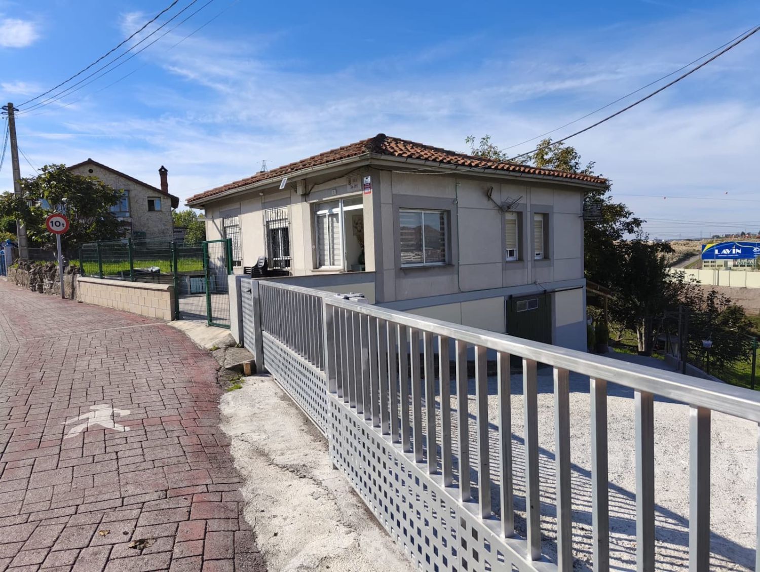 Vista exterior de Casa o xalet de lloguer en Camargo amb Terrassa