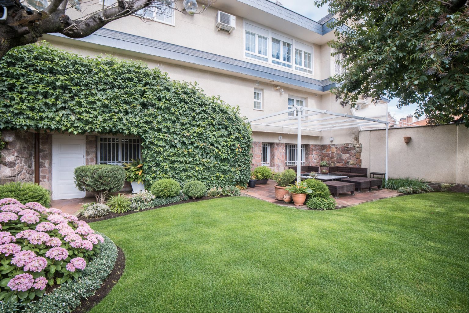 Garden of Single-family semi-detached for sale in Pozuelo de Alarcón  with Air Conditioner, Heating and Private garden