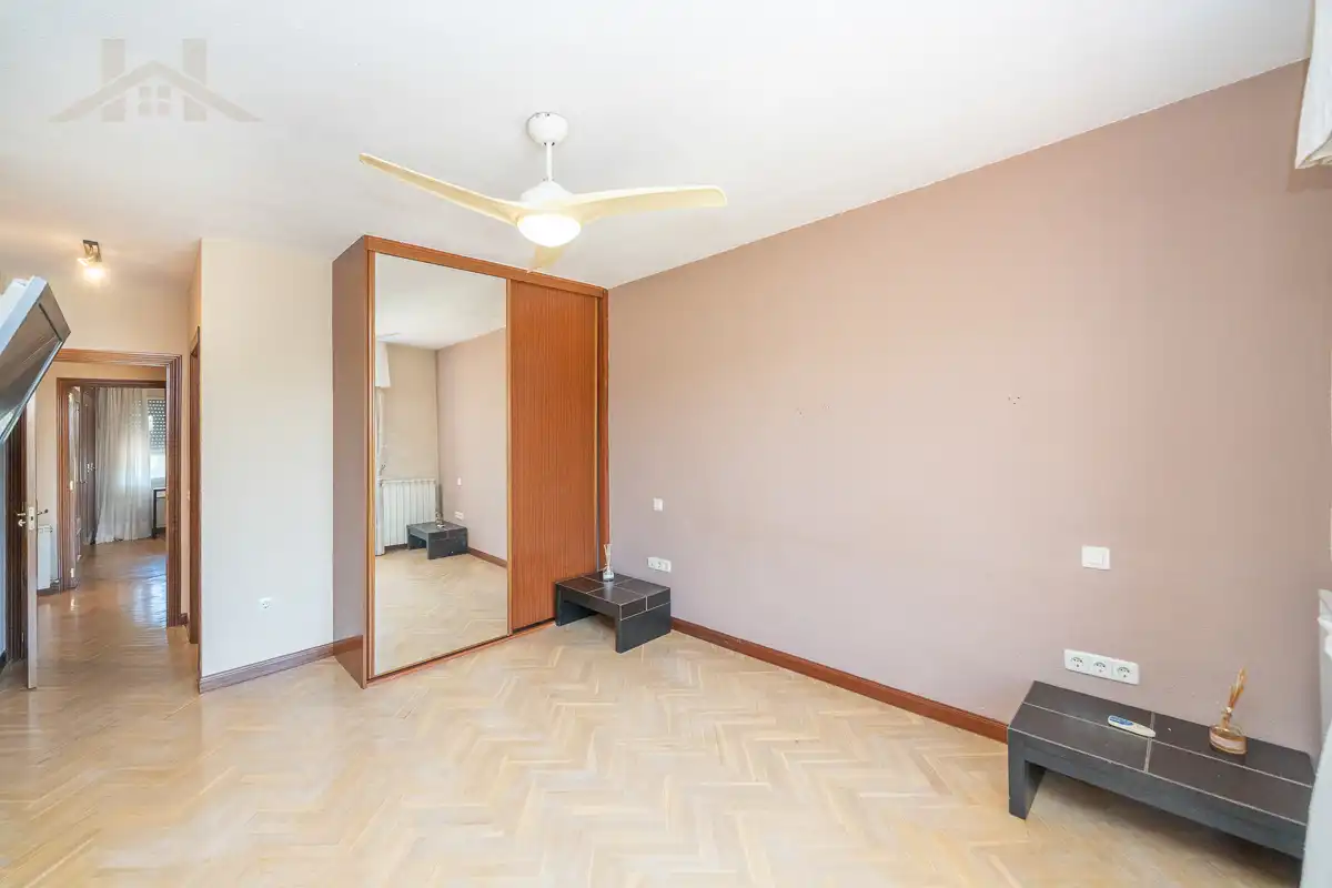 Habitación de Casa adosada en venta en Torrelodones con Aire acondicionado, Calefacción y Jardín privado