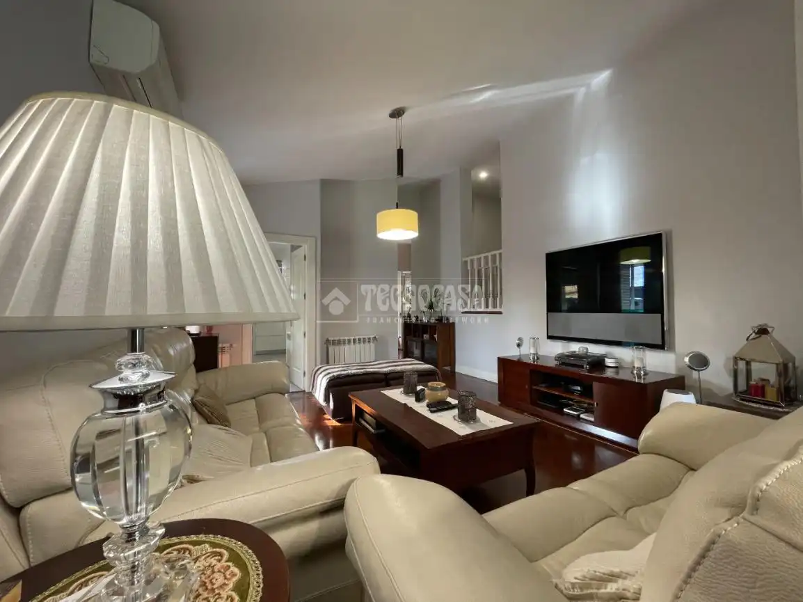 Sala d'estar de Casa adosada en venda en Arroyomolinos (Madrid) amb Aire condicionat i Calefacció