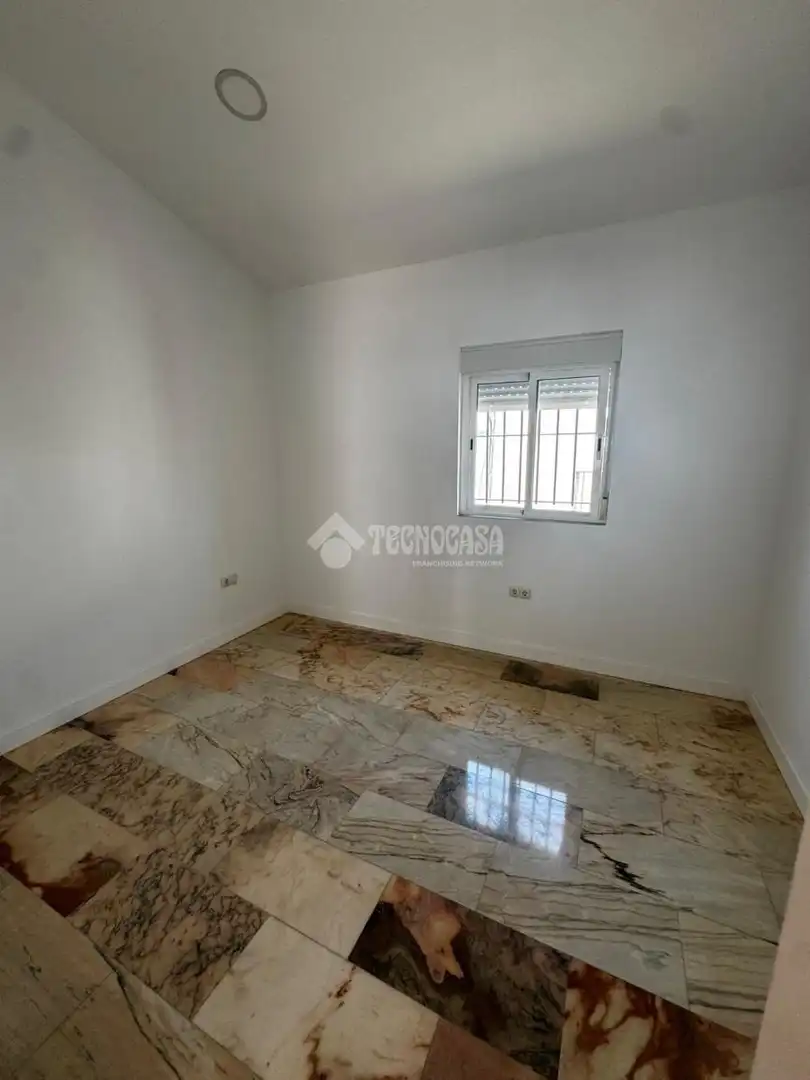Wohnung zur Miete in La Rinconada mit Terrasse und Balkon