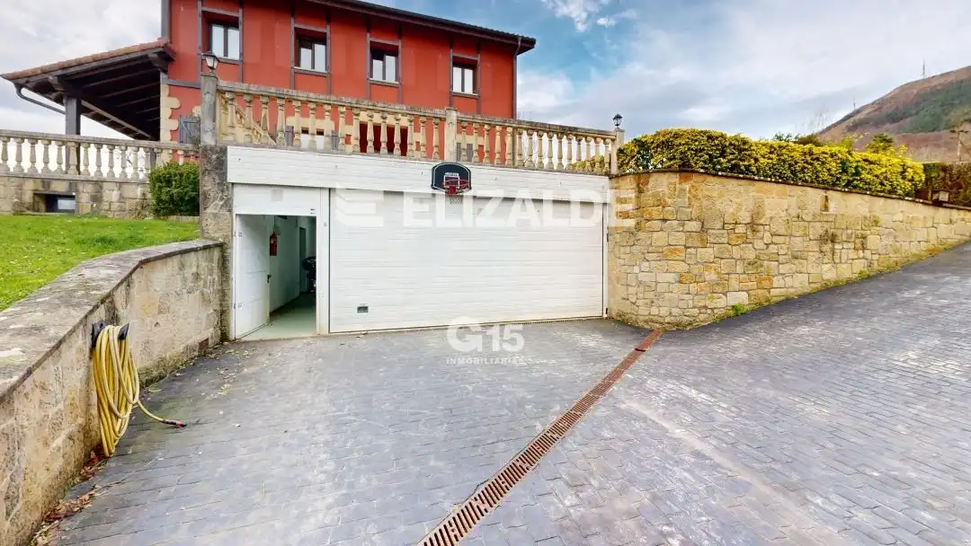 Aparcament de Casa o xalet en venda en Hondarribia amb Calefacció, Jardí privat i Terrassa