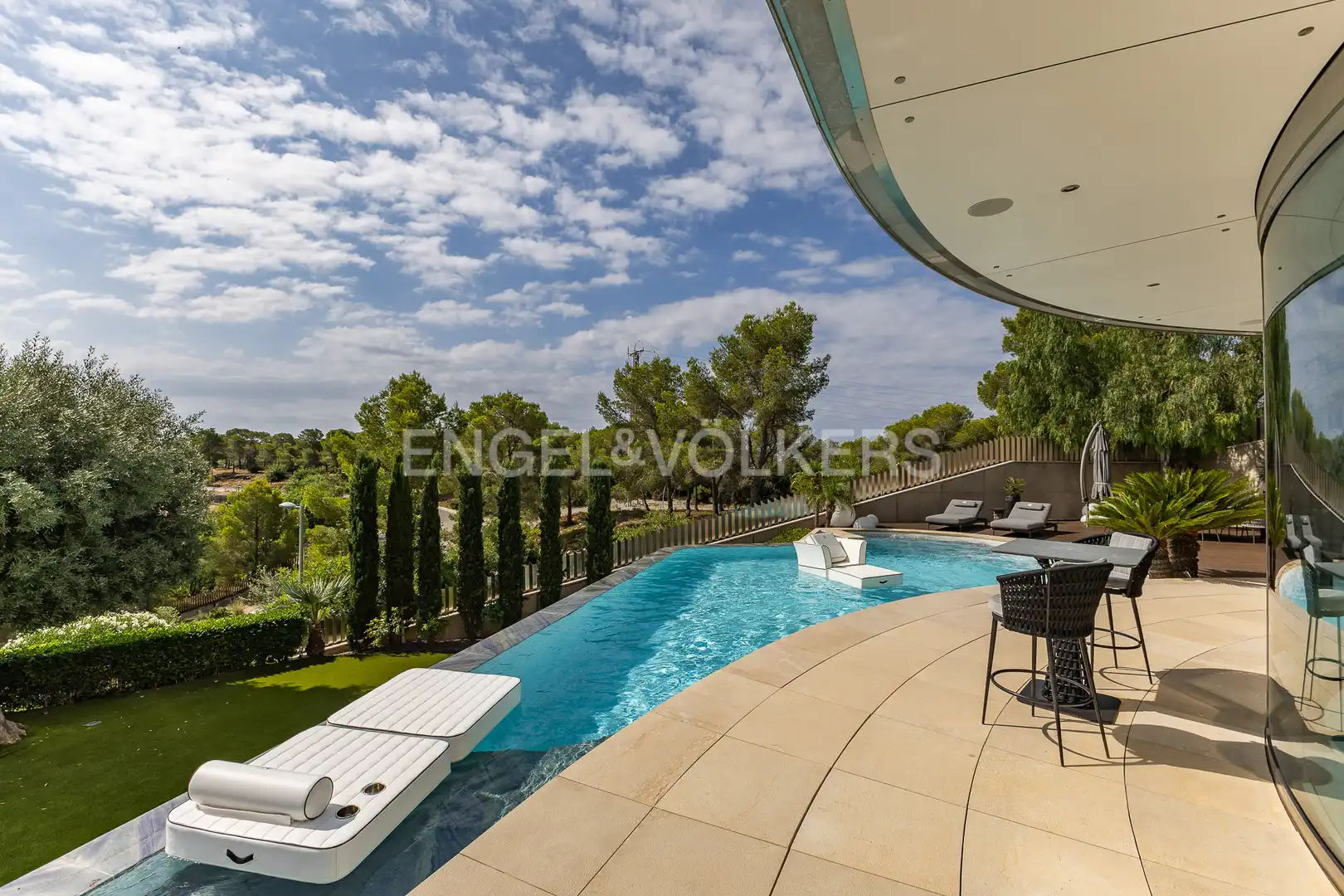 Piscina de Casa o xalet en venda en Sitges amb Aire condicionat, Calefacció i Jardí privat
