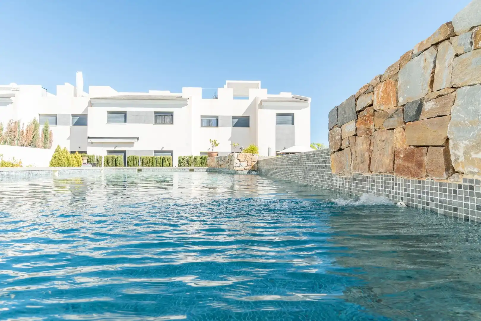 Bajo con piscina en venta en Calle Pego