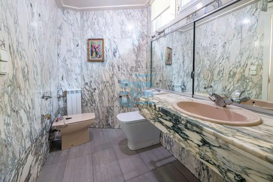 Bathroom of Flat for sale in Donostia - San Sebastián   with Heating, Terrace and Storage room