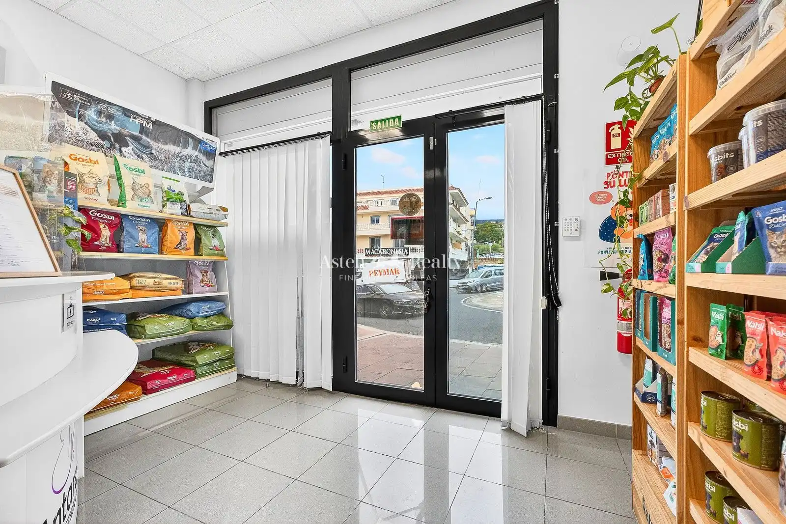Commercial properties for sale in Arona  with Air Conditioner, Furnished and Internet