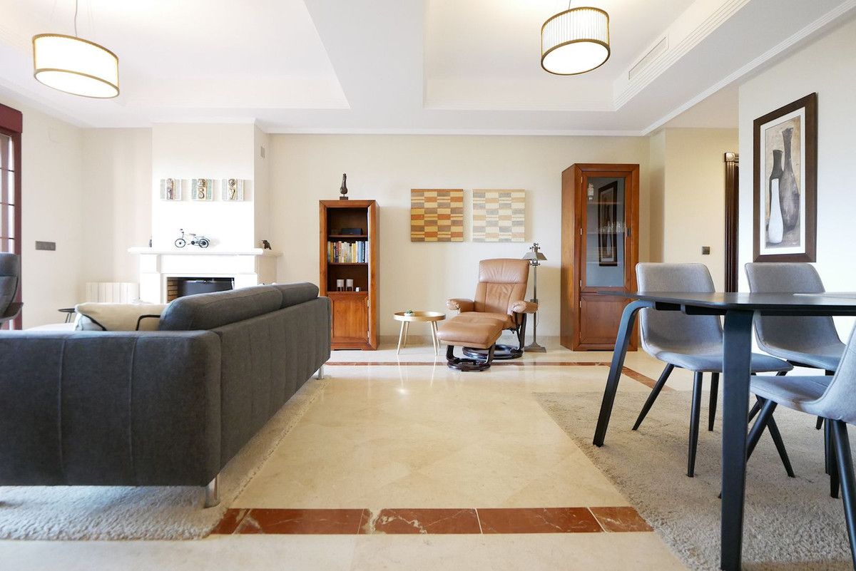 Sala d'estar de Planta baixa en venda en Marbella amb Aire condicionat, Terrassa i Piscina comunitària