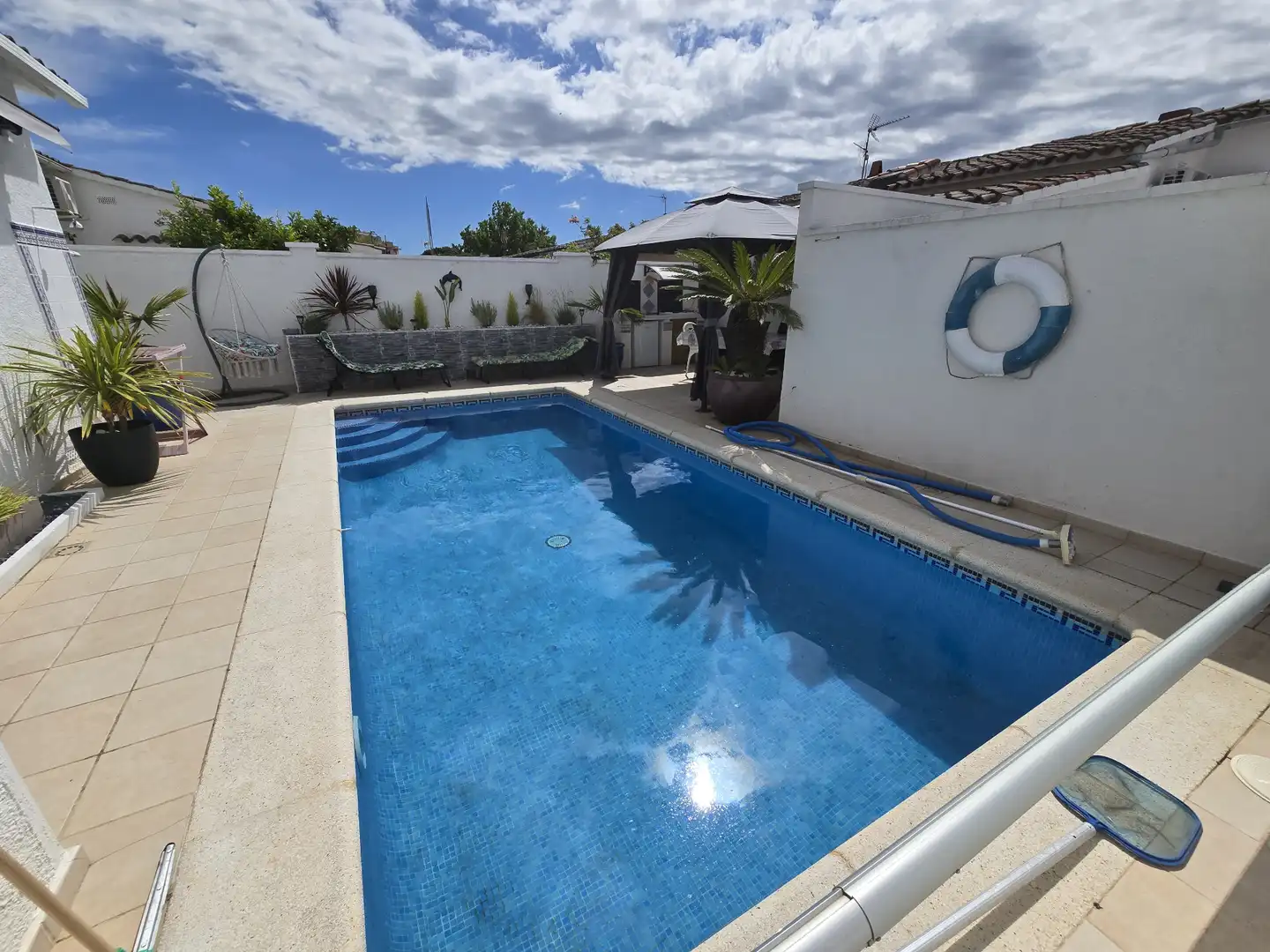 Piscina de Casa adosada en venda en Empuriabrava amb Aire condicionat, Piscina i Moblat
