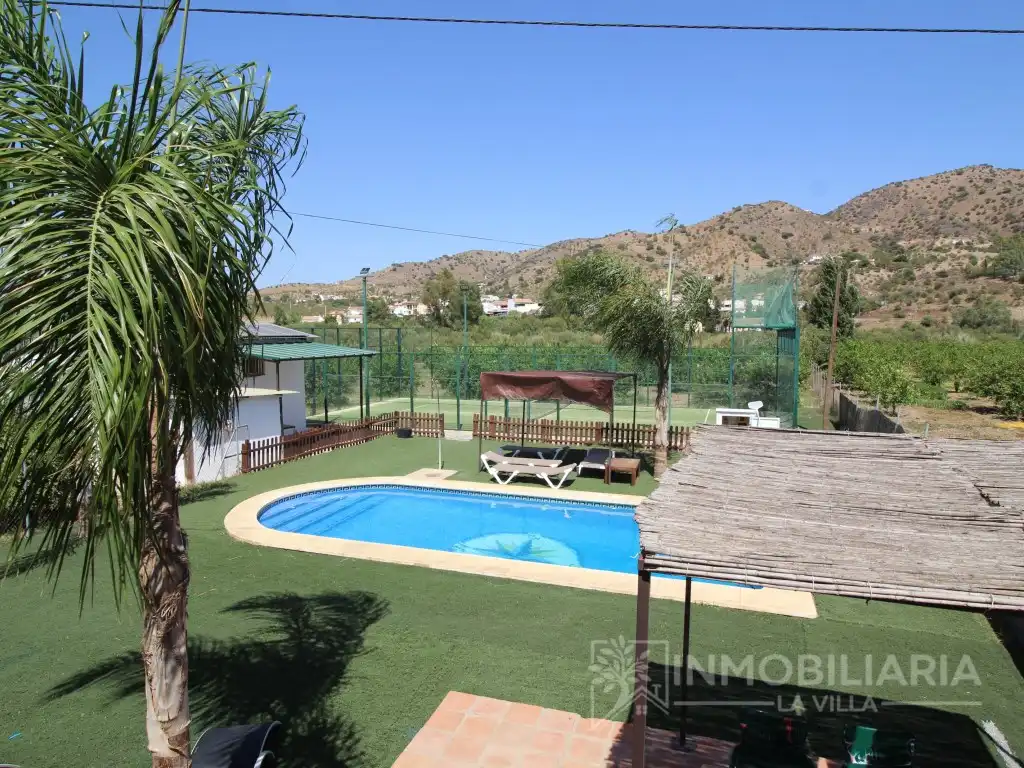 Vista exterior de Casa o xalet en venda en Álora amb Aire condicionat, Jardí privat i Terrassa