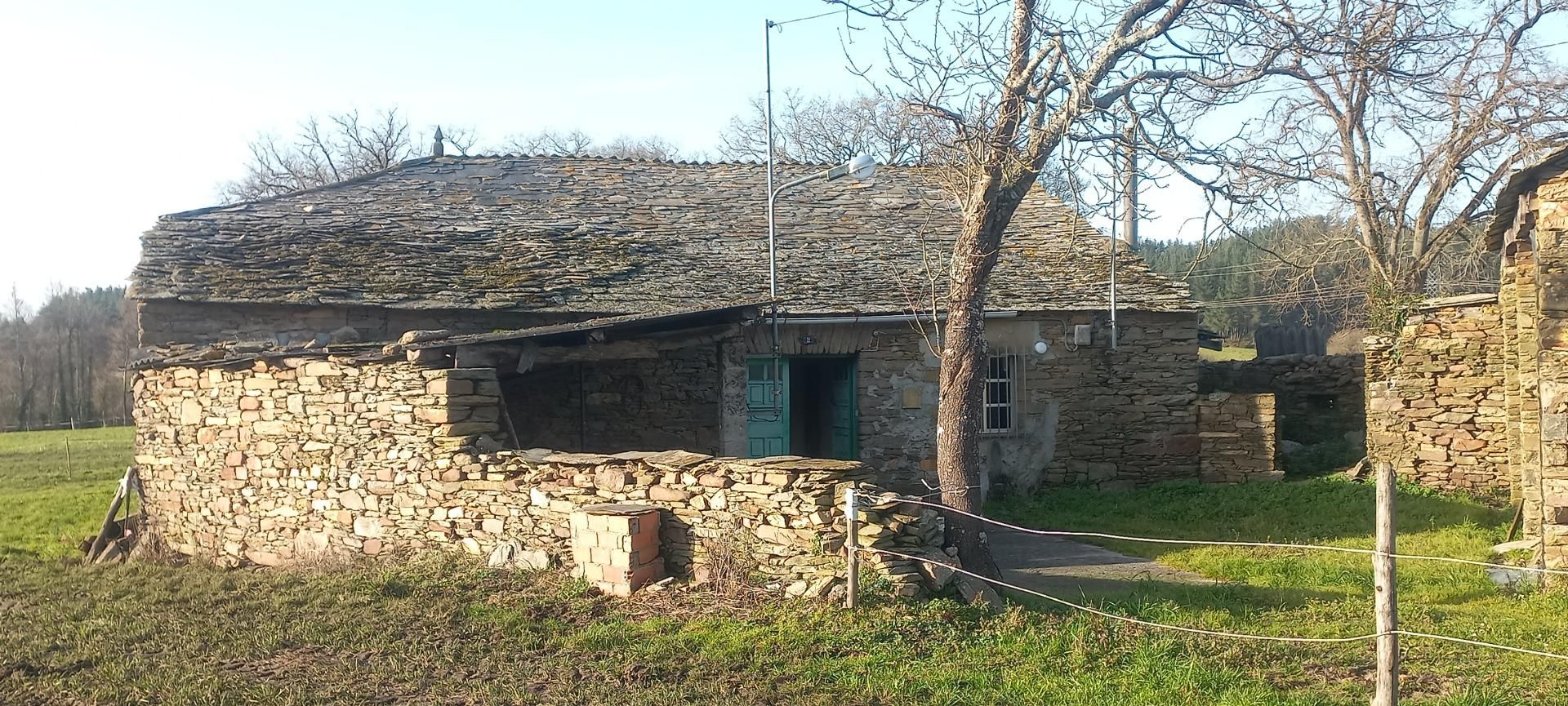 Vista exterior de Finca rústica en venda en Castro de Rei amb Jardí privat