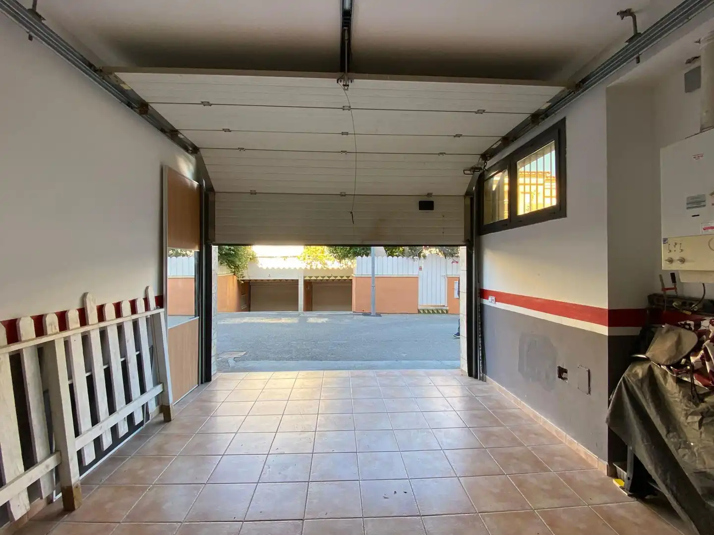 Parkplatz von Einfamilien-Reihenhaus zum Verkauf in El Vendrell mit Klimaanlage, Heizung und Terrasse