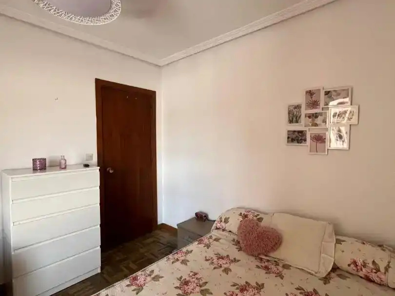 Dormitori de Pis per a compartir en Algeciras amb Parquet, Moblat i Balcó