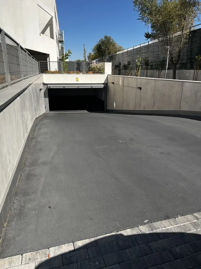 Parkplatz von Garage zur Miete in Pinto