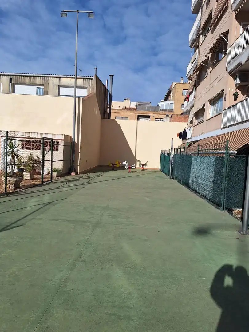 Außenansicht von Wohnung zum Verkauf in Sabadell mit Klimaanlage, Heizung und Balkon