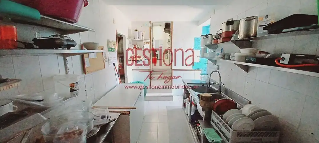 Cuina de Local en venda en Entrambasaguas amb Moblat