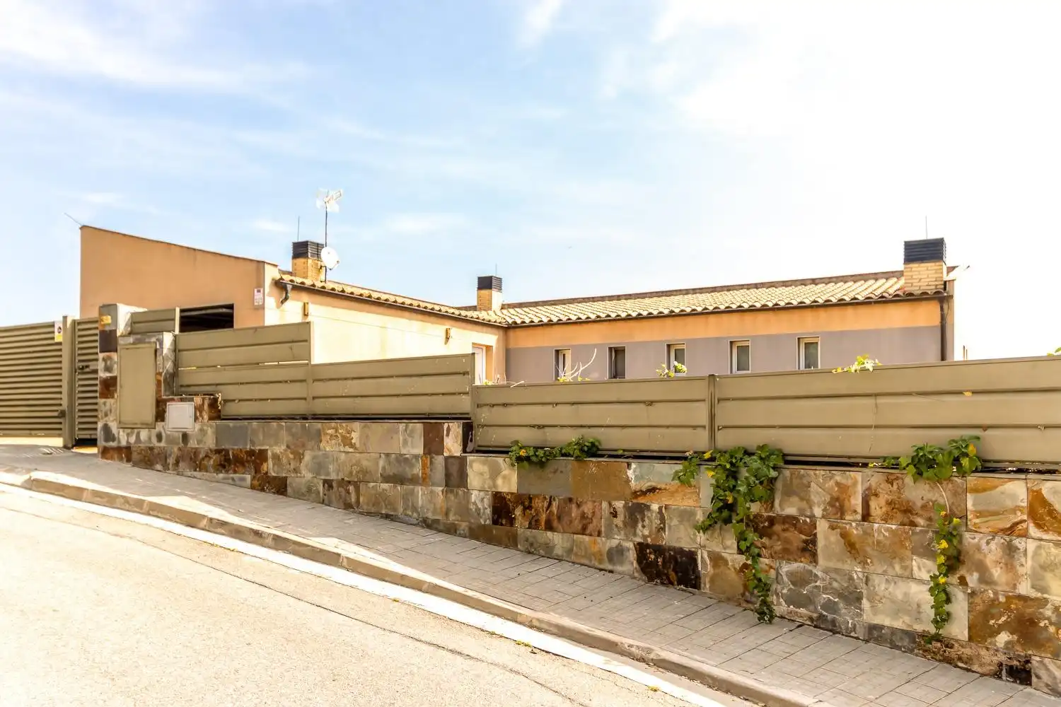 Vista exterior de Edificio en venta en Castellar del Vallès