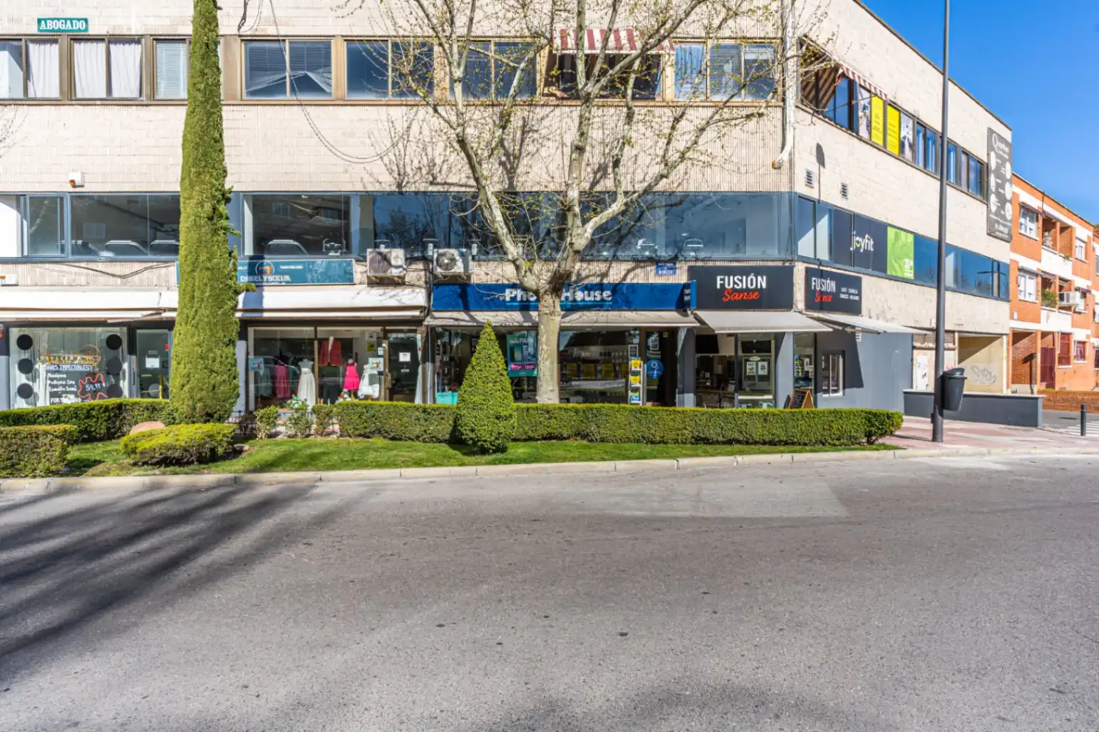 Vista exterior de Local en venda en San Sebastián de los Reyes amb Aire condicionat