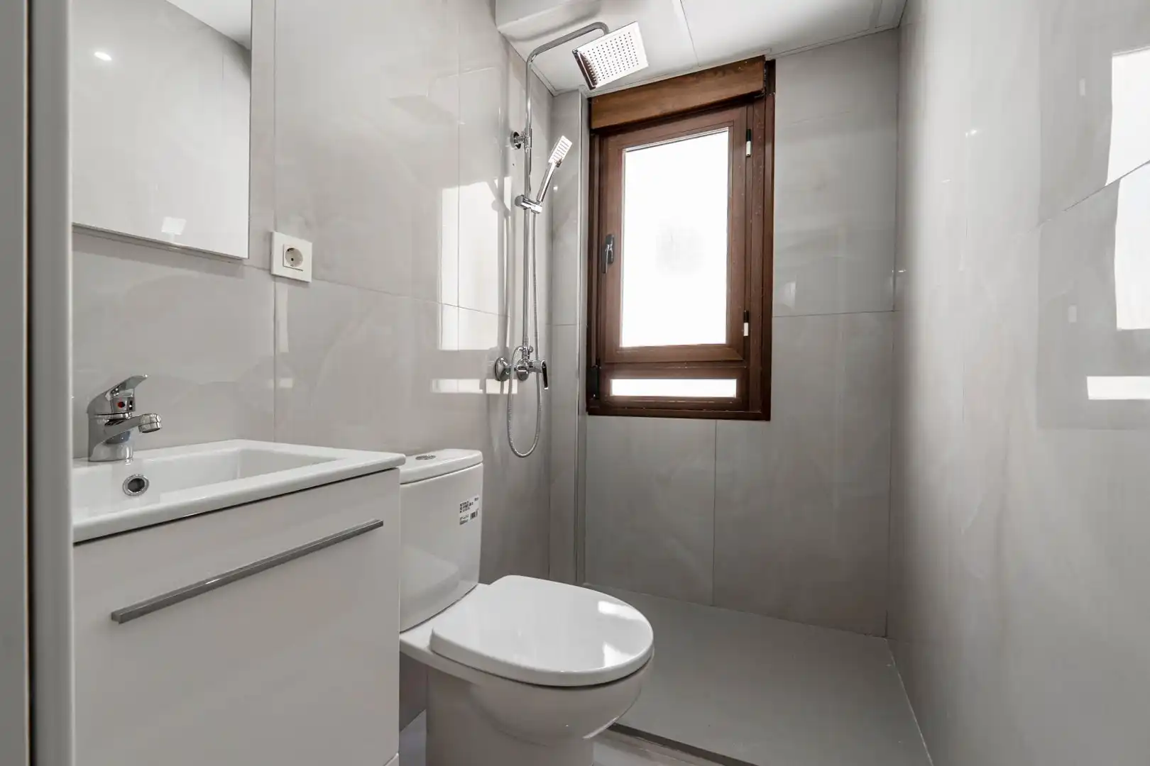 Badezimmer von Wohnung zur Miete in Granada mit Klimaanlage, Heizung und Möbliert