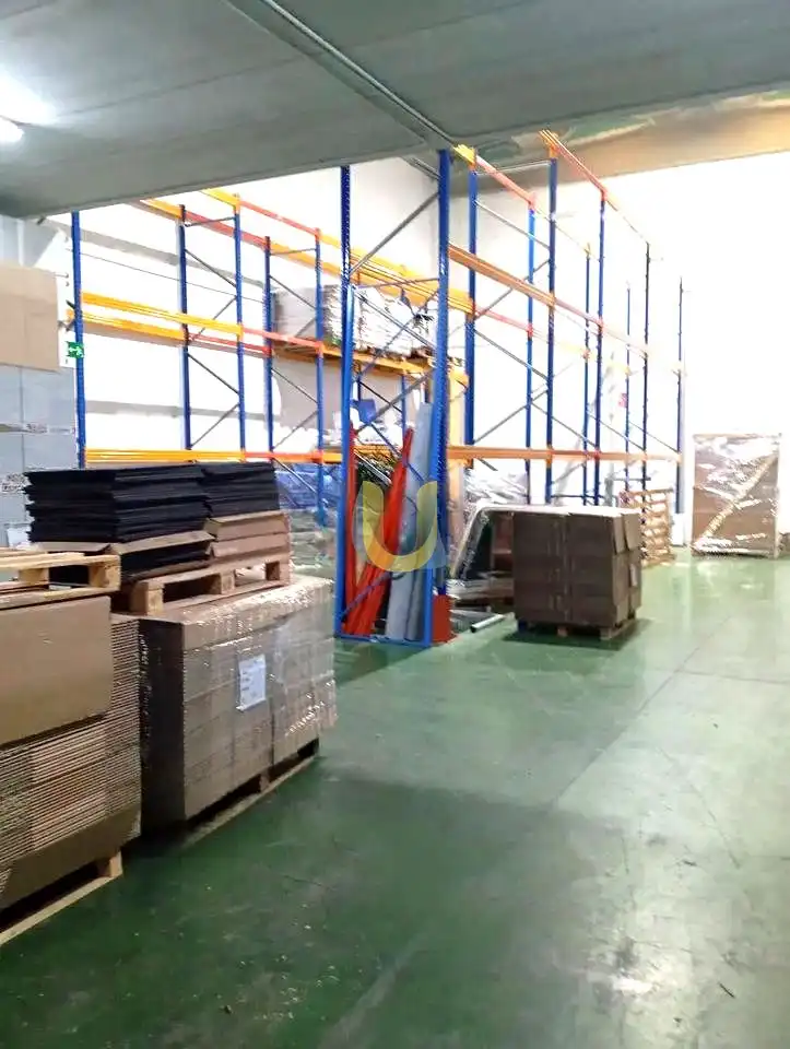 Nave industrial en alquiler en Reyes Católicos