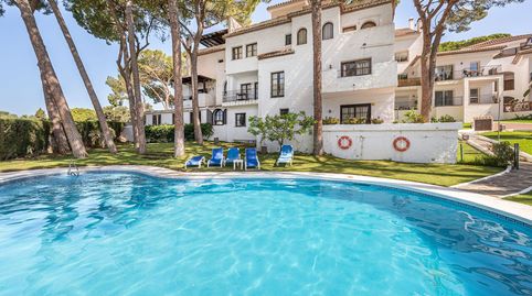 Apartamento reformado en Pinos de Aloha.