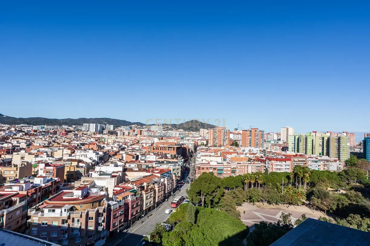 Vista exterior de Apartamento en venta en Cornellà de Llobregat con Aire acondicionado y Balcón