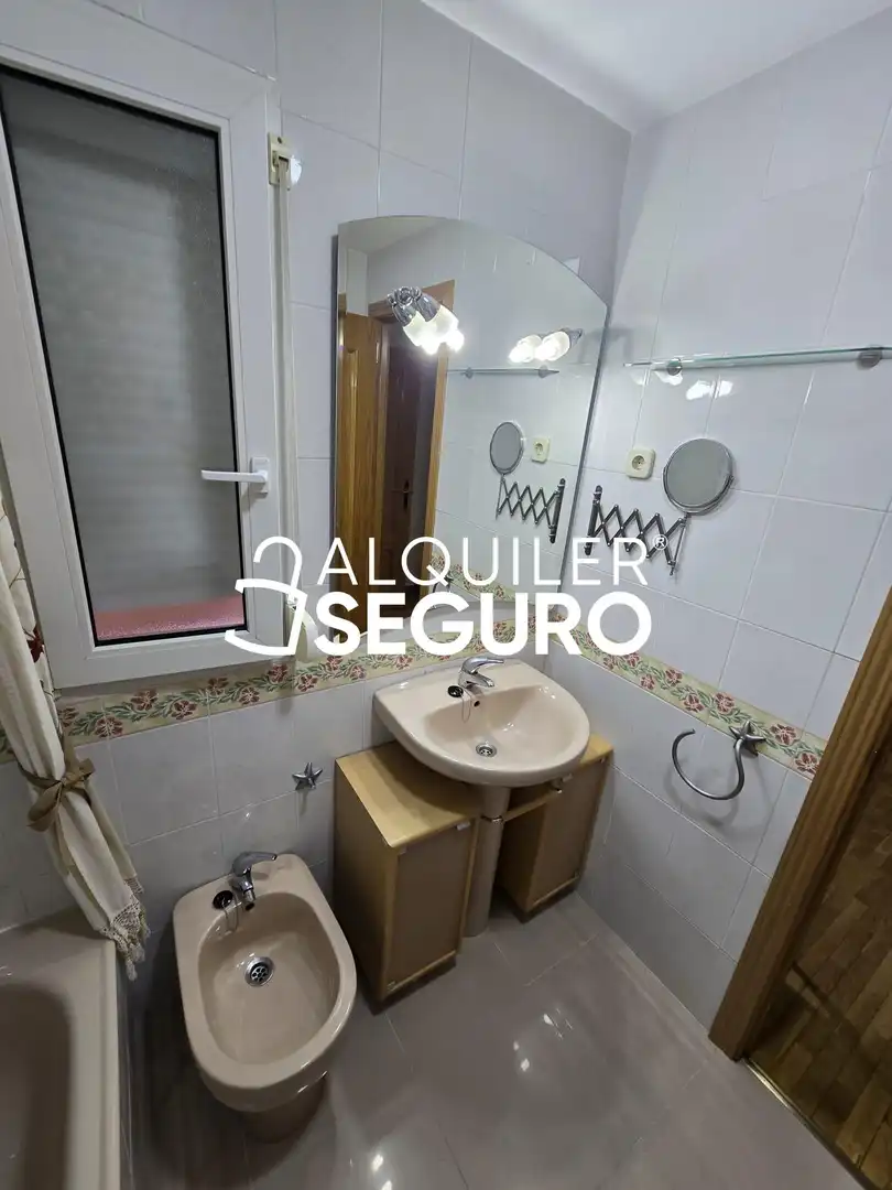 Bathroom of Flat for rent in Alcalá de Henares  with Air Conditioner, Heating and Terrace