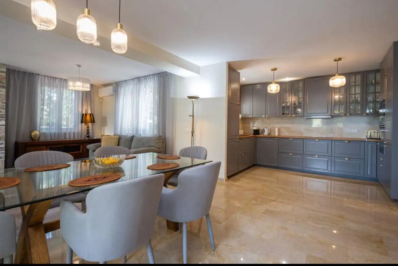 Comedor de Casa o chalet de alquiler en Marbella con Aire acondicionado, Calefacción y Jardín privado