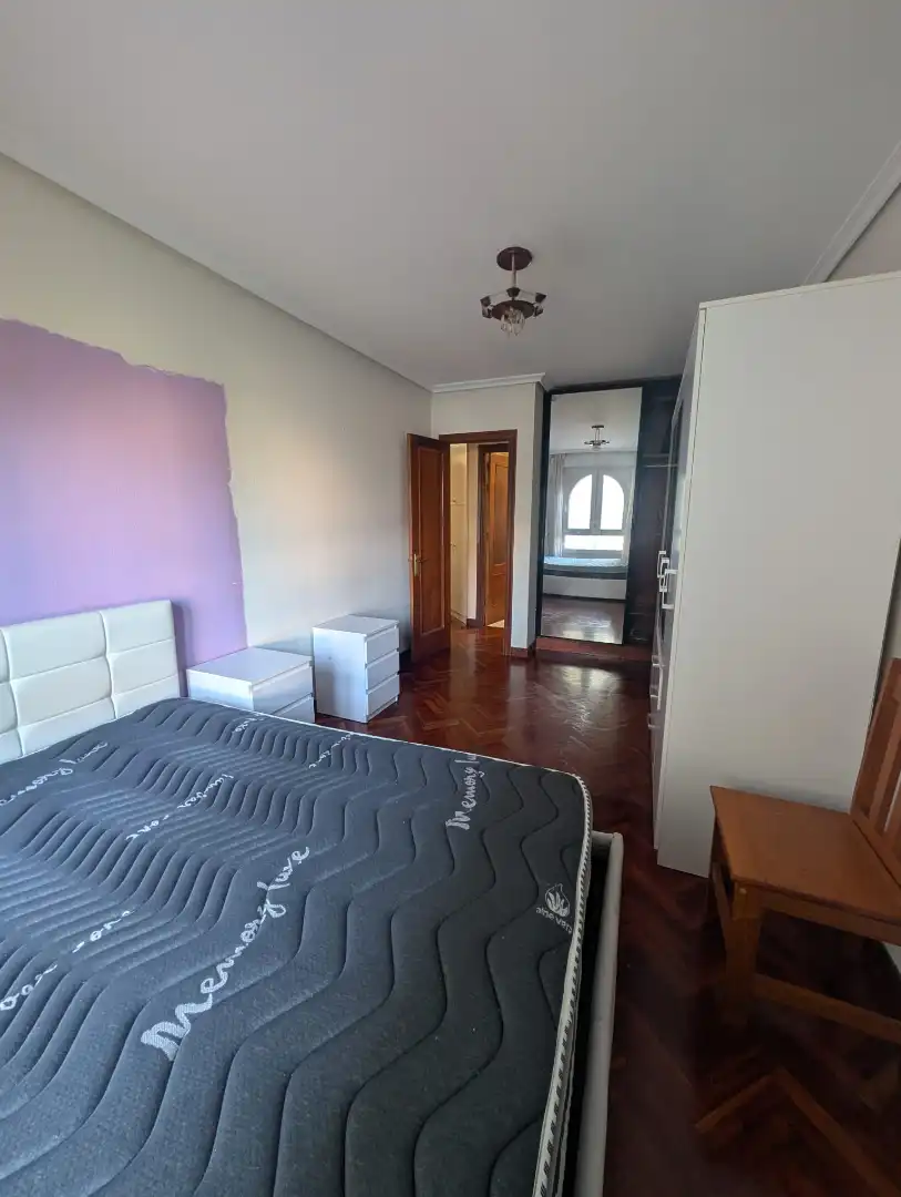 Schlafzimmer von Wohnung zur Miete in Santander mit Möbliert