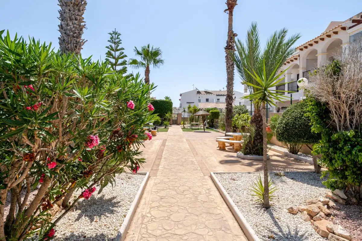 Jardí de Casa adosada en venda en Orihuela amb Aire condicionat, Calefacció i Piscina