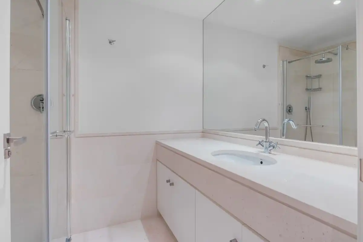 Bany de Apartament de lloguer amb opció a compra en Benahavís amb Aire condicionat, Jardí privat i Moblat