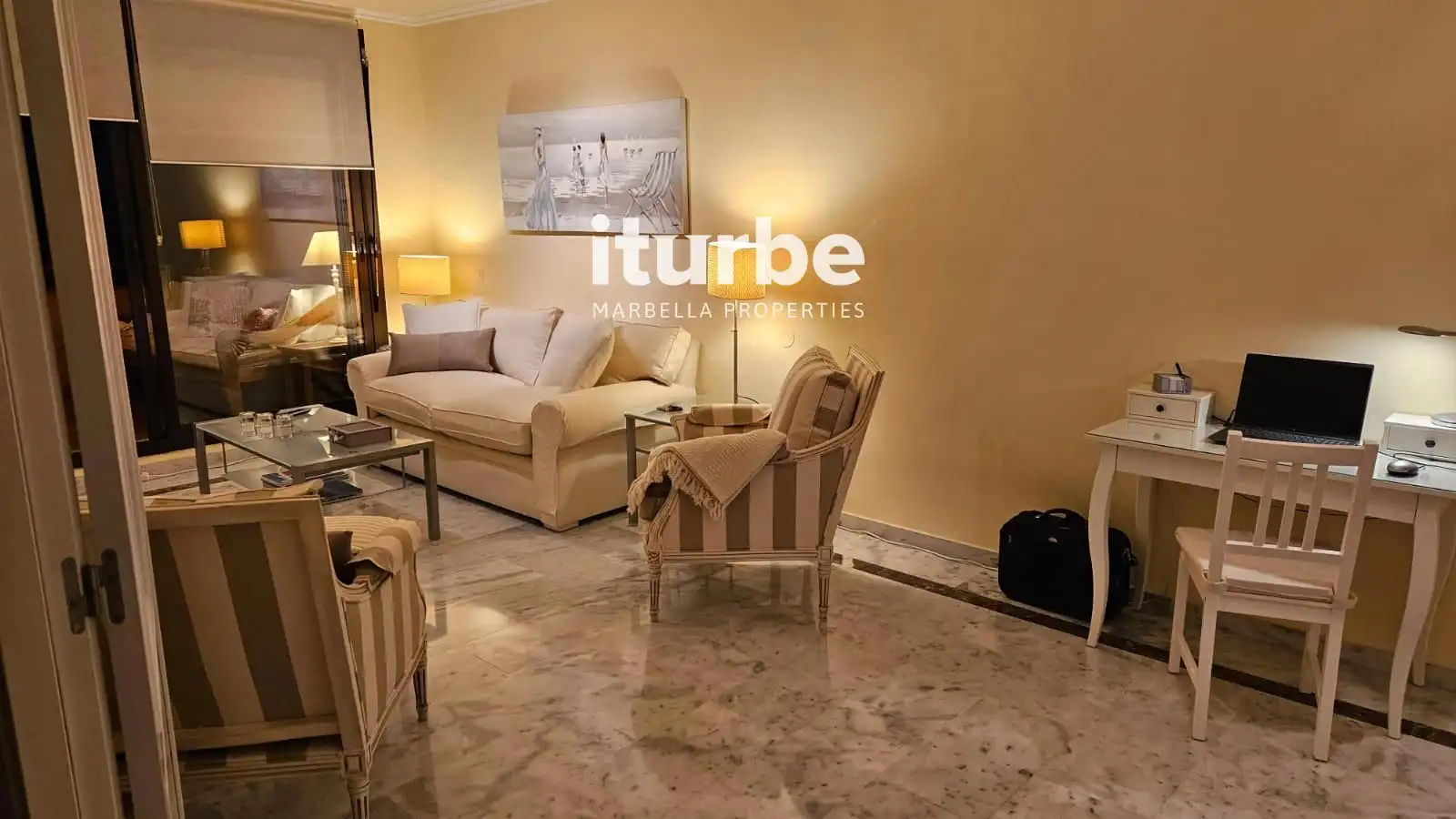 Sala de estar de Piso de alquiler en Marbella con Aire acondicionado, Terraza y Piscina