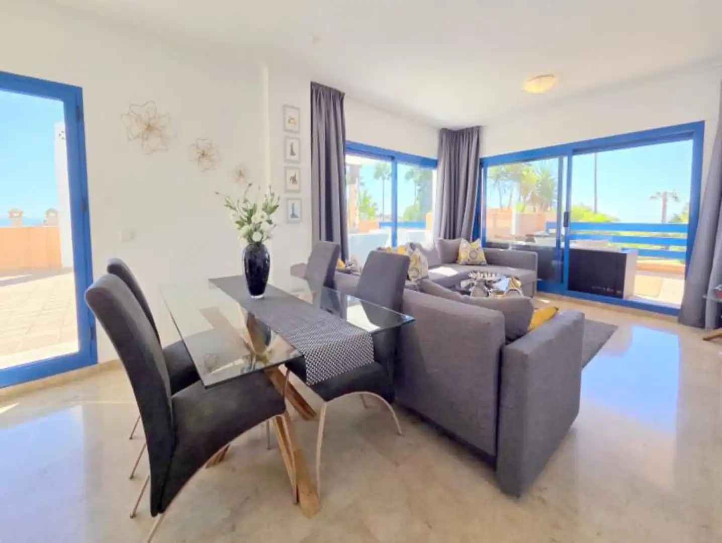 Sala d'estar de Apartament en venda en Manilva amb Aire condicionat, Terrassa i Moblat
