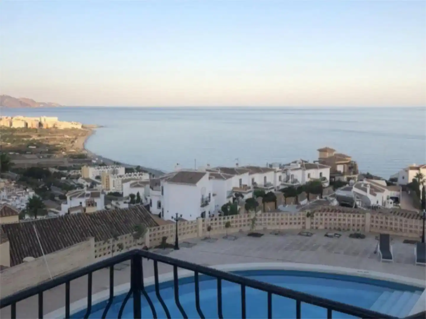 Vista exterior de Apartament de lloguer en Nerja amb Jardí privat i Moblat