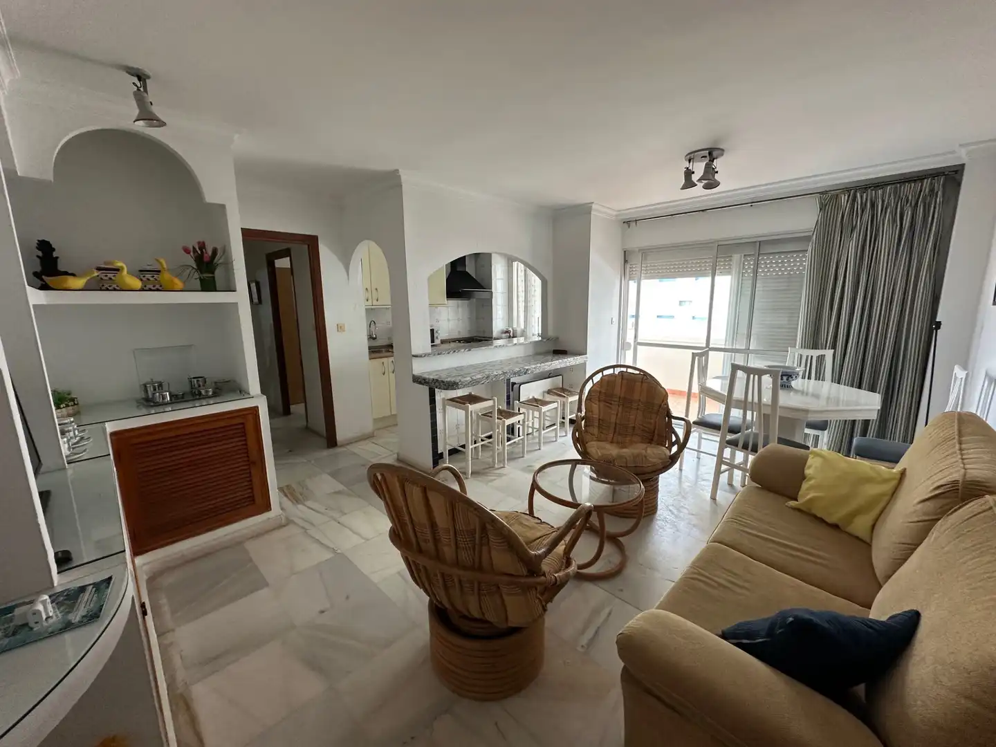 Sala de estar de Piso en venta en Benalmádena con Terraza, Trastero y Amueblado